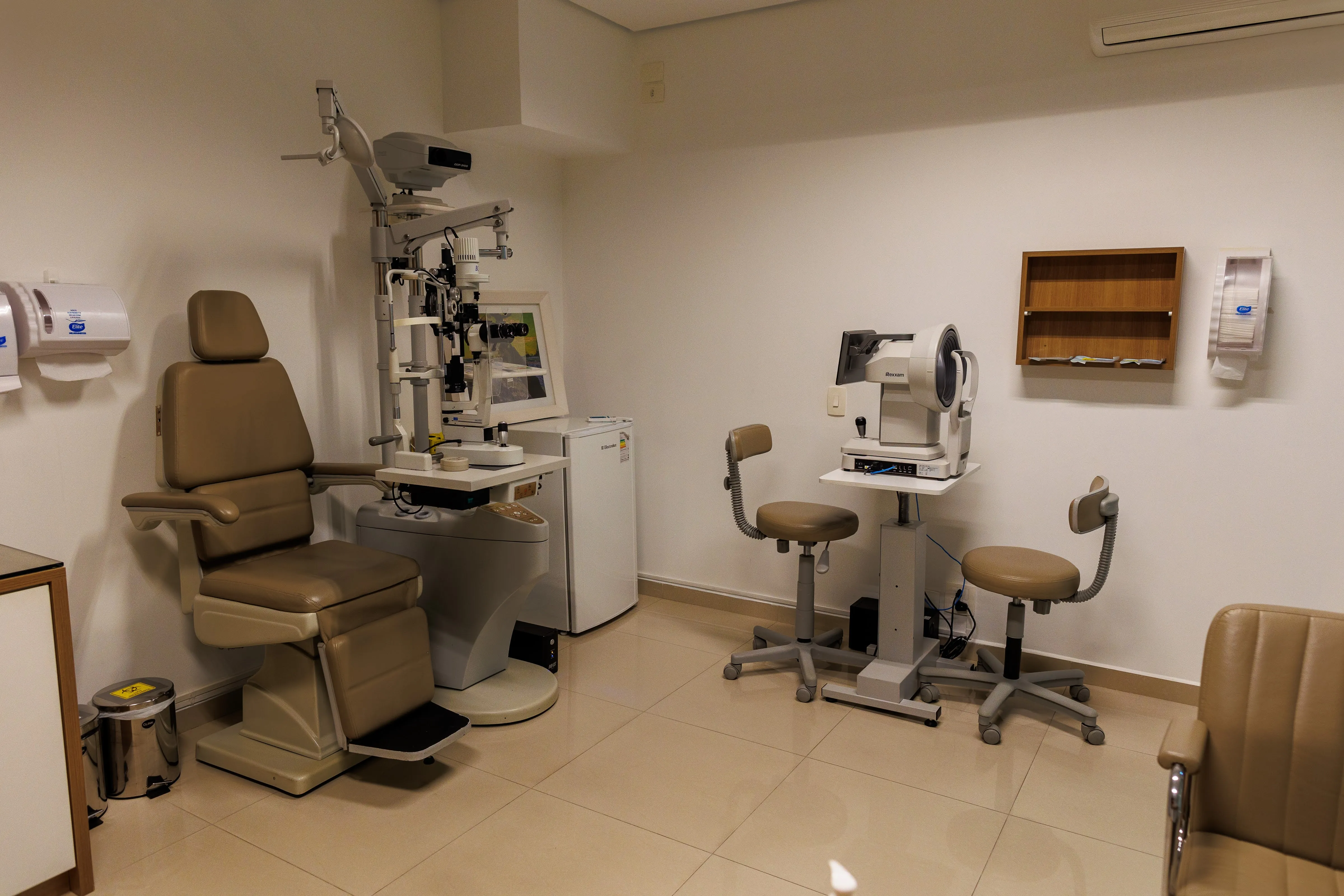 Consultório oftalmológico completo com tecnologia de ponta para diagnósticos oculares