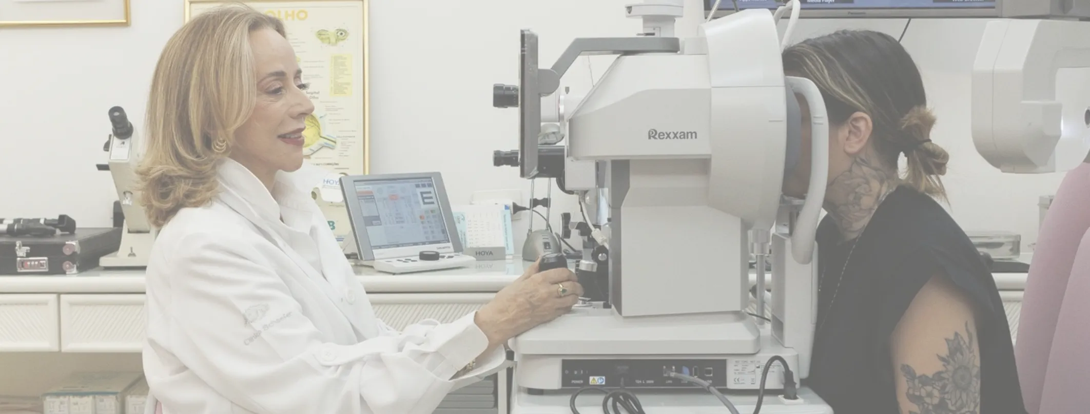 Dra. Tania Schaefer realizando exame oftalmológico de precisão com microscópio no consultório