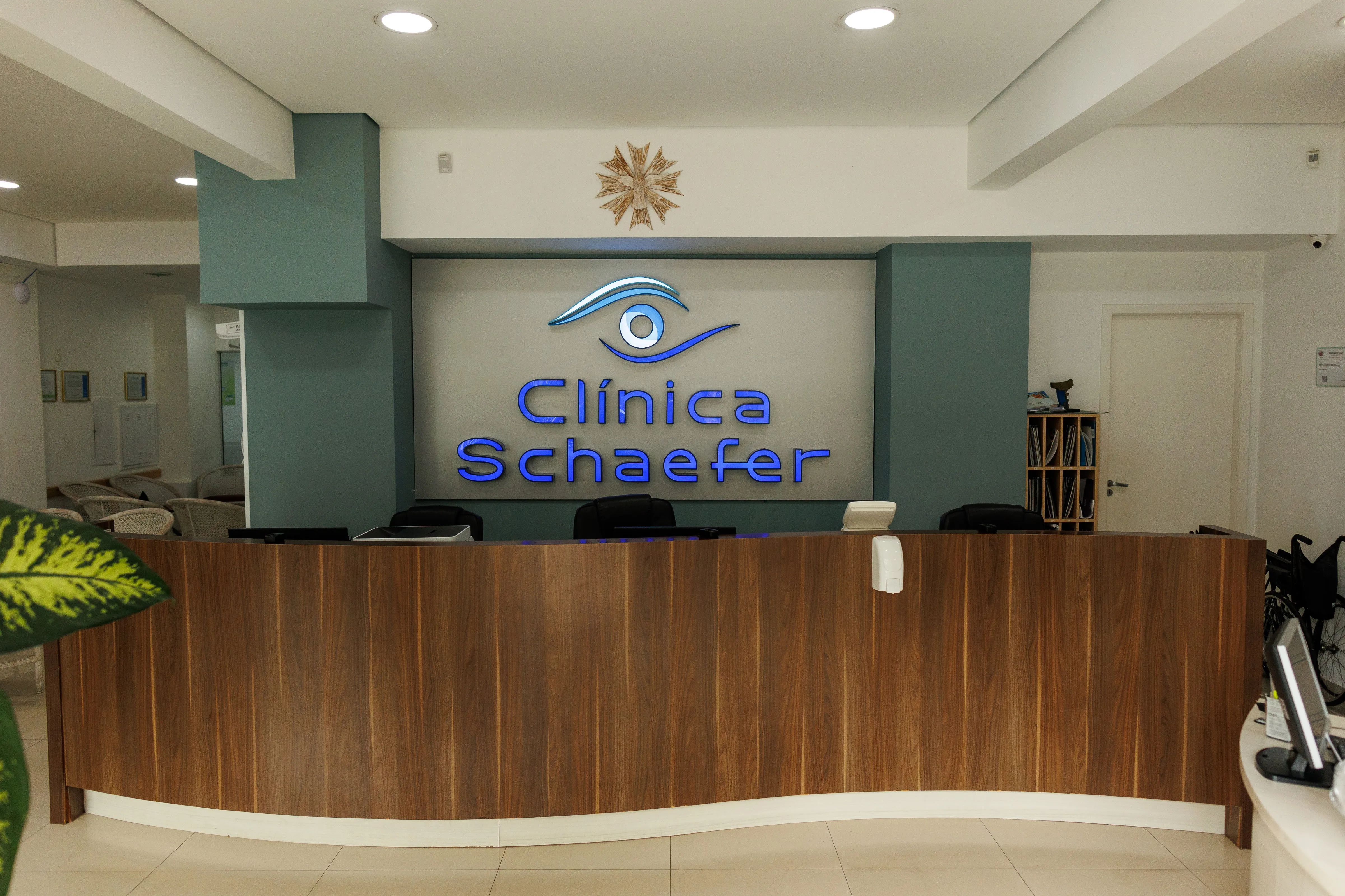 Recepção moderna e acolhedora da Clínica Oftalmológica Dra. Tania Schaefer na Água Verde