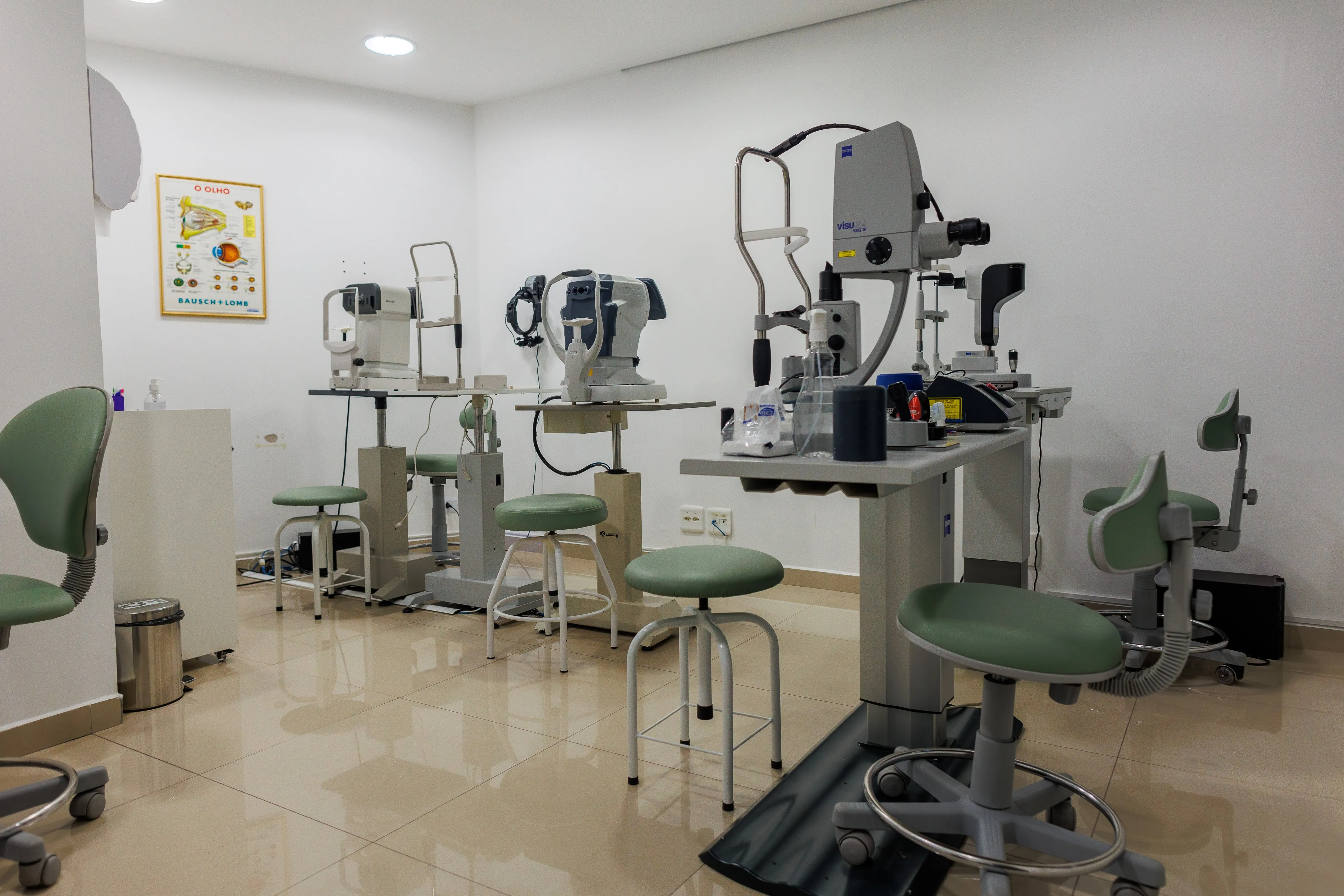 Sala especializada para adaptação de lentes de contato e exames oftalmológicos